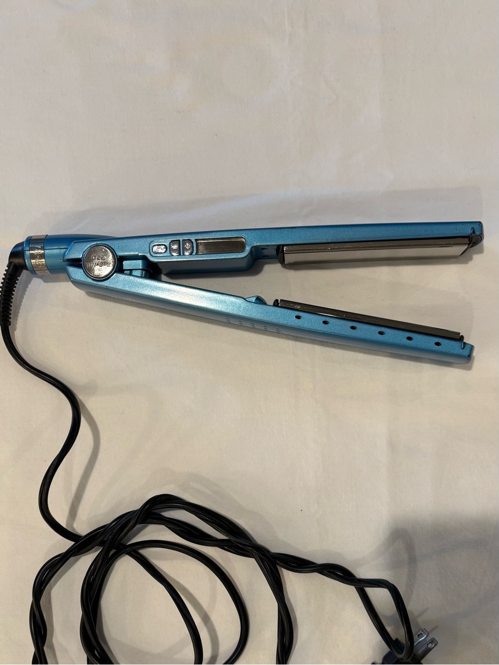 BabylissPRO 1 1/4" Nano Titanium Flat Iron - Picture 2 of 9